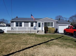 19 W Walnut St, Islip, NY 11751