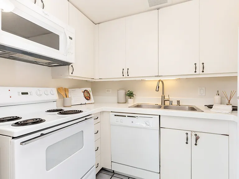 225 Queen St #21D-1 — Photo 9