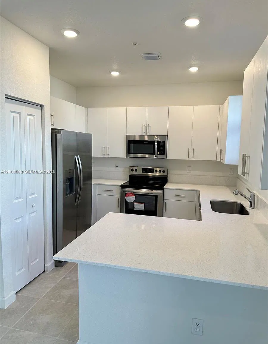 3 bed, 2.5 bath, $3,500 — Photo 2
