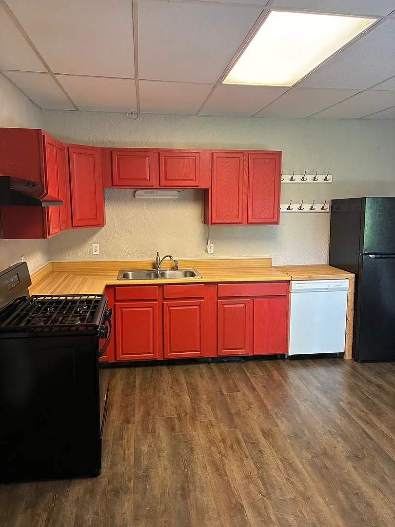 Large Home in Elm Heights - Available August 2027! — Photo 4