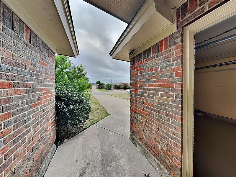 3 bed, 2.0 bath, 1100 sqft, $1,650 — Photo 3