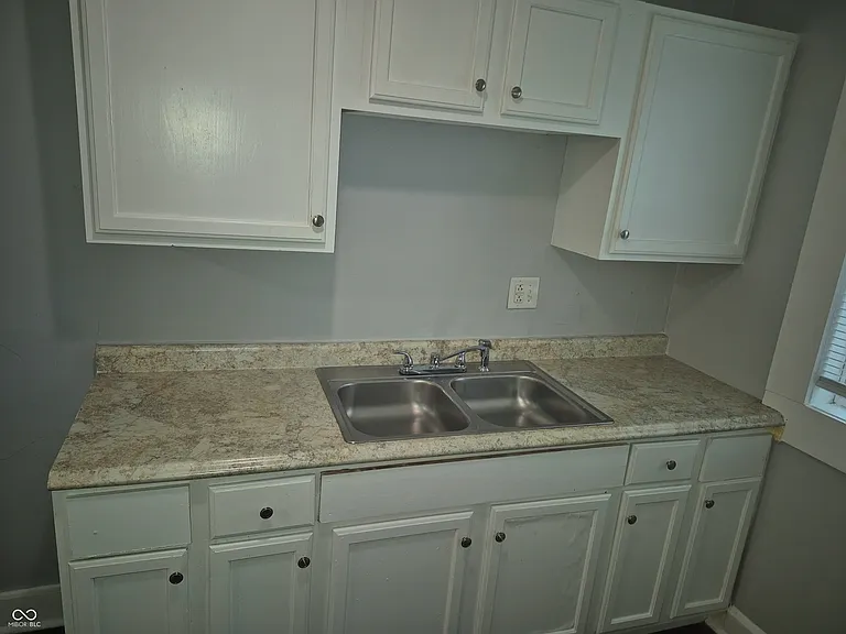 3338 N Kenwood Ave — Photo 8
