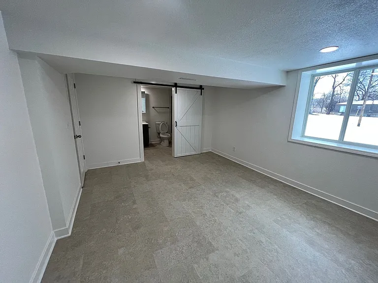 1112 E South Ave — Photo 11