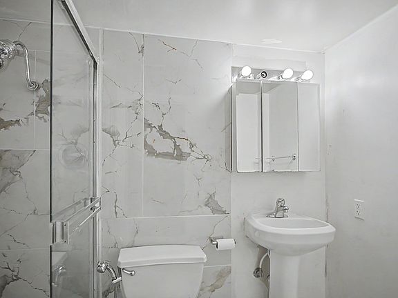 5th image of 600 E 8th St APT 2T