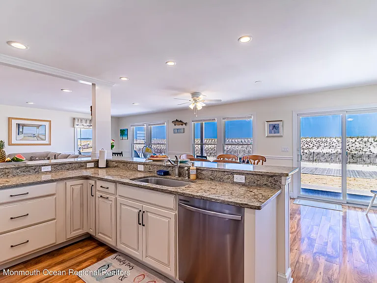 1404 Oceanfront #DOWN — Photo 32