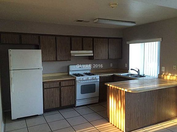 4th image of 216 Carlin Ave