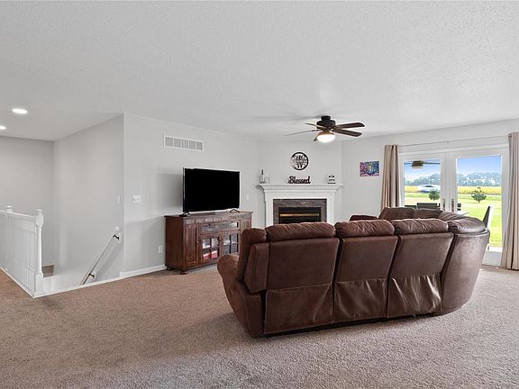 5th image of 886 Whispering Hills Dr