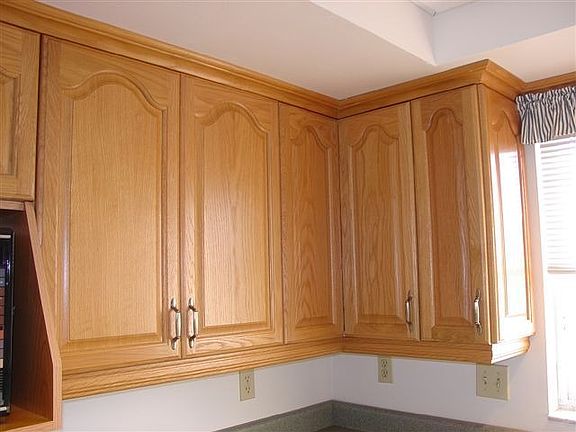 Raised Panel Oak Cabinets & Cove Molding