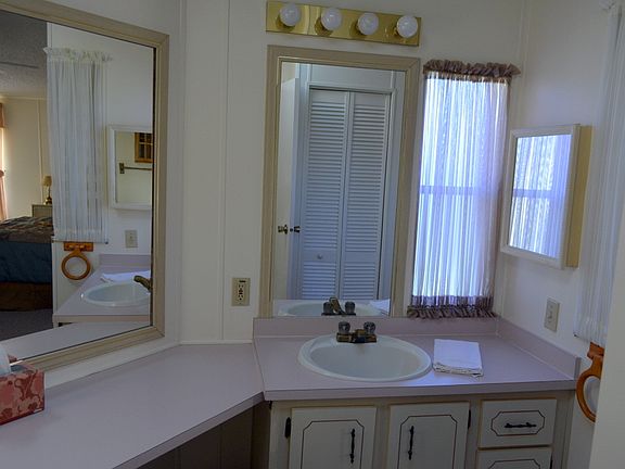 Master bath w/ vanity