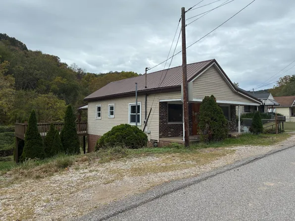 2241 Falcon Dr, Charleston, WV 25387