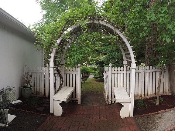 4th image of 1528 E Rockwood Blvd