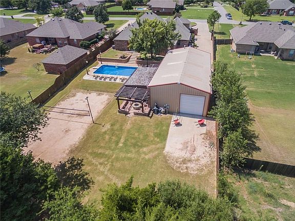 5th image of 102 S Wyndemere Lakes Dr