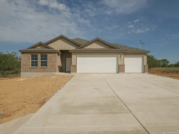 141 Cheyenne Drive, Floresville, TX 78114