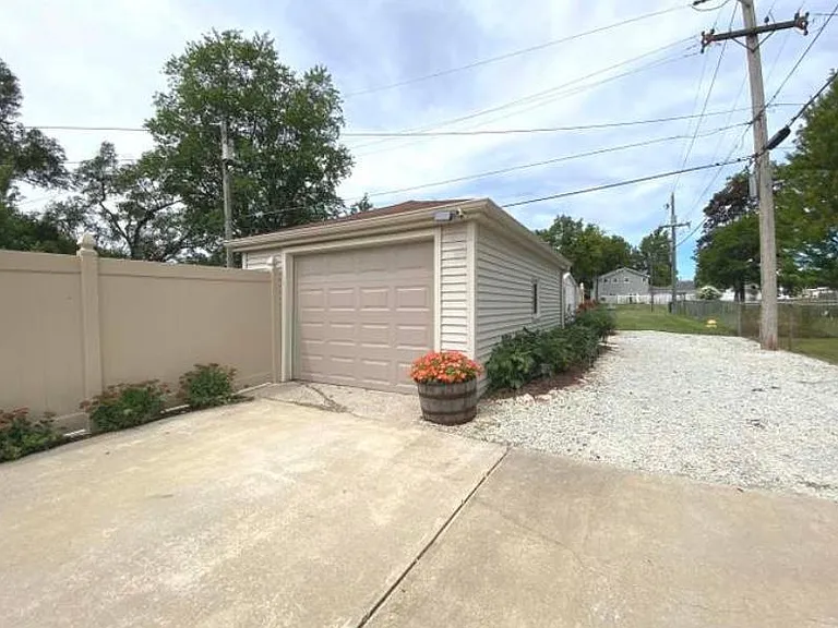 207 Toni St — Photo 9