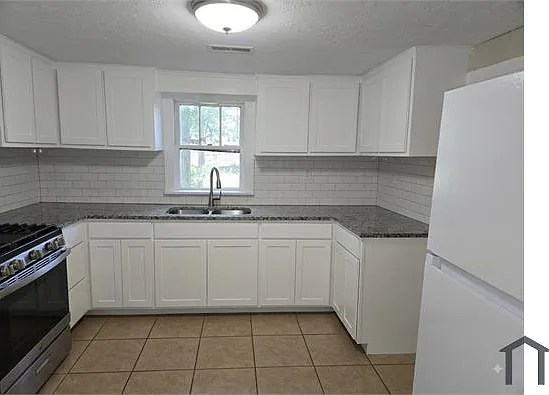 2935 Potter St — Photo 8