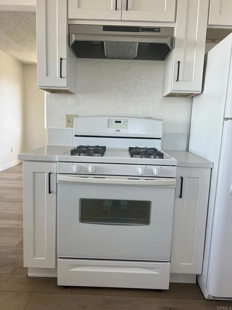 4438 Winona Ave — Photo 3