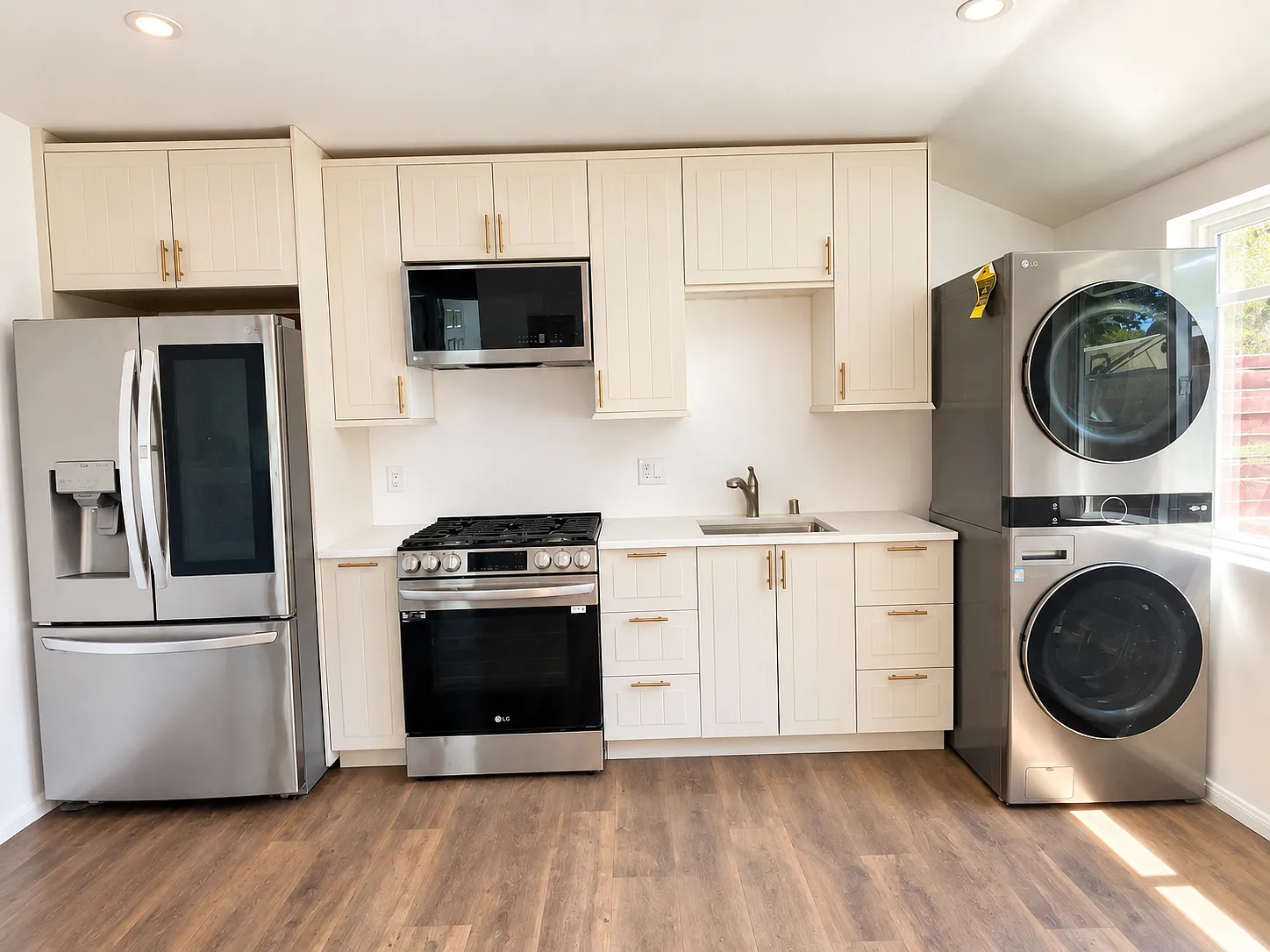 2 bed, 1.5 bath, 609 sqft, $3,000 — Photo 2