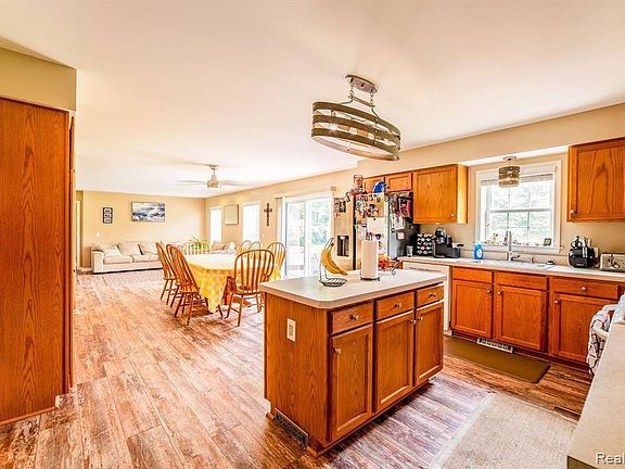 4th image of 22651 Bohn Rd