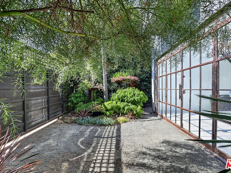 2425 Clement Ave — Photo 18