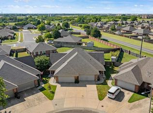 925 SW 35th St, Moore, OK 73160