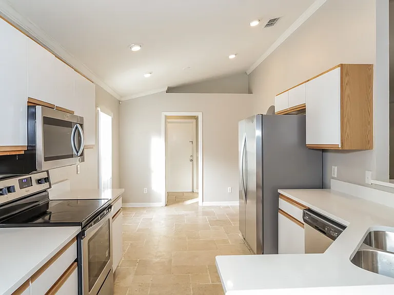 25213 Hyde Park Blvd — Photo 6