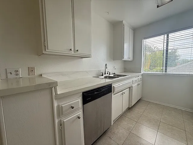 17302 Chatsworth St #4 — Photo 3