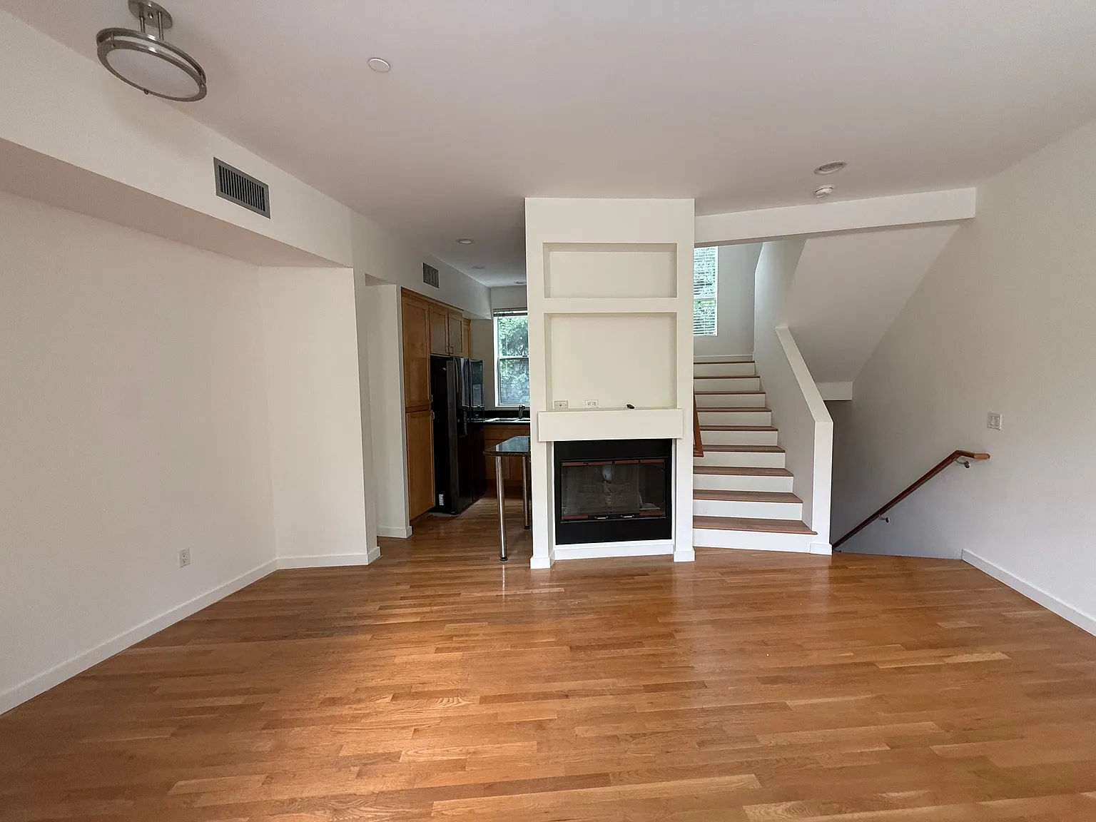 3 bed, 2.5 bath, 1300 sqft, $5,650 — Photo 4