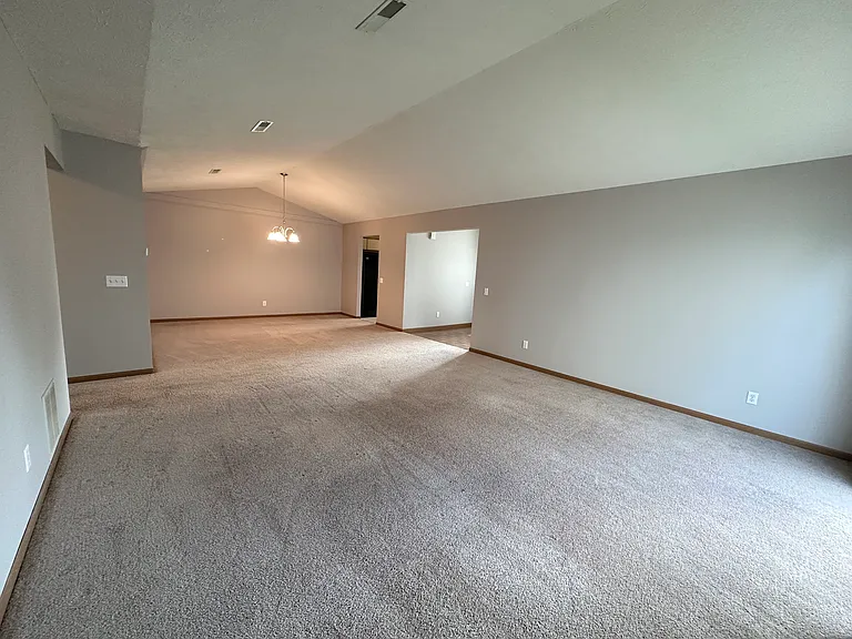 4427 Venetian Dr — Photo 10