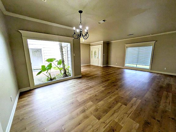 4th image of 5845 Woodway Dr
