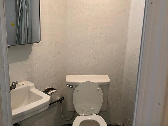 4th image of 2635 Queen St