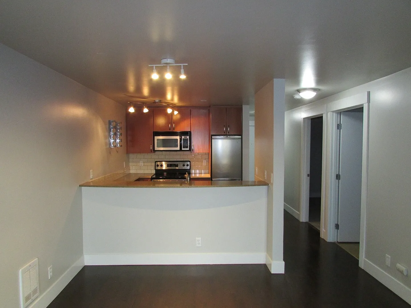 Wonderful 2/1 View Condo in Wallingford/Fremont — Photo 3