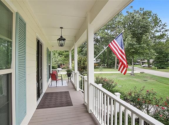 4th image of 185 Live Oak St