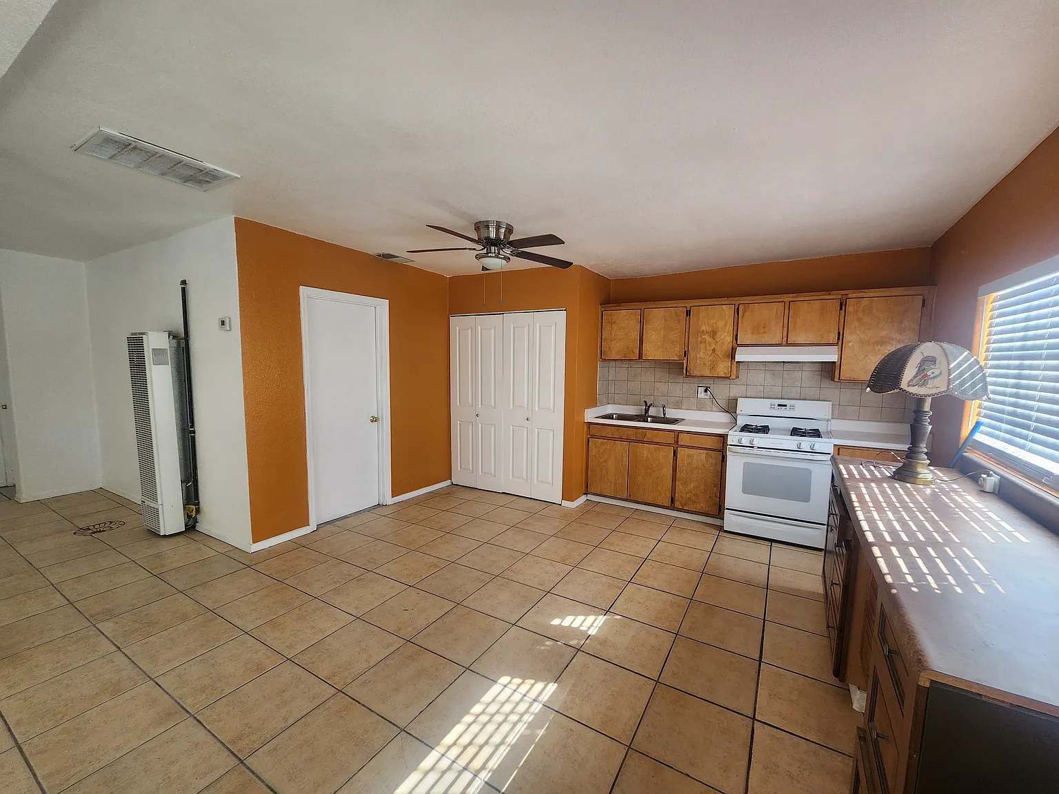 2 bed, 1.5 bath, 1271 sqft, $1,600 — Photo 2