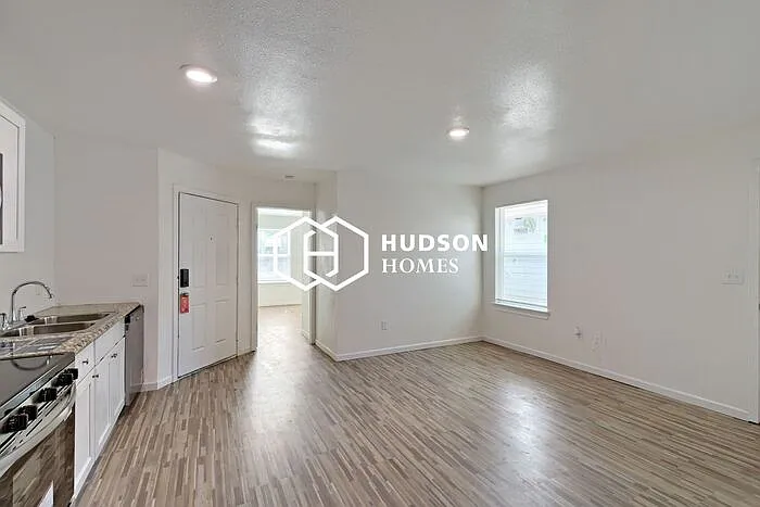 1312 Oak St — Photo 4