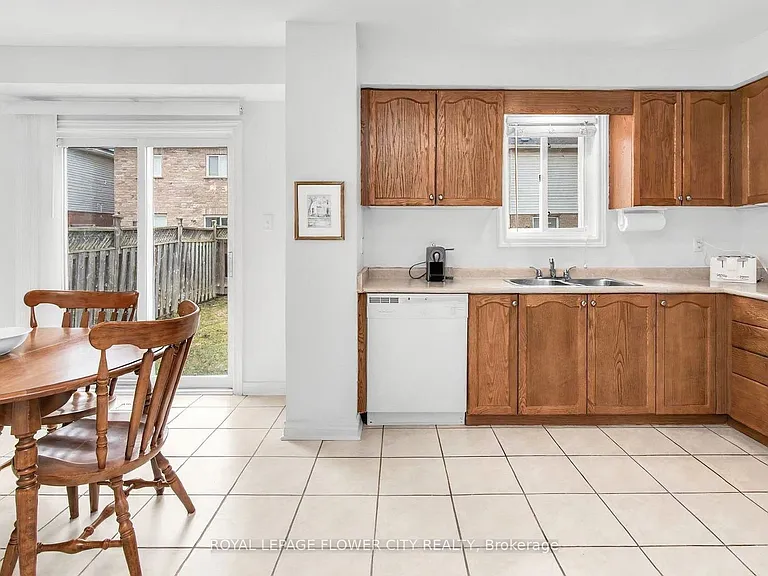 15 Ridgemore Cres — Photo 7