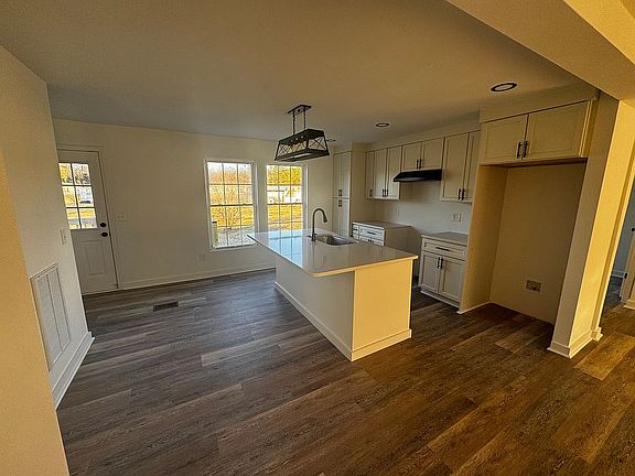 3rd image of 319 King Arthur Dr
