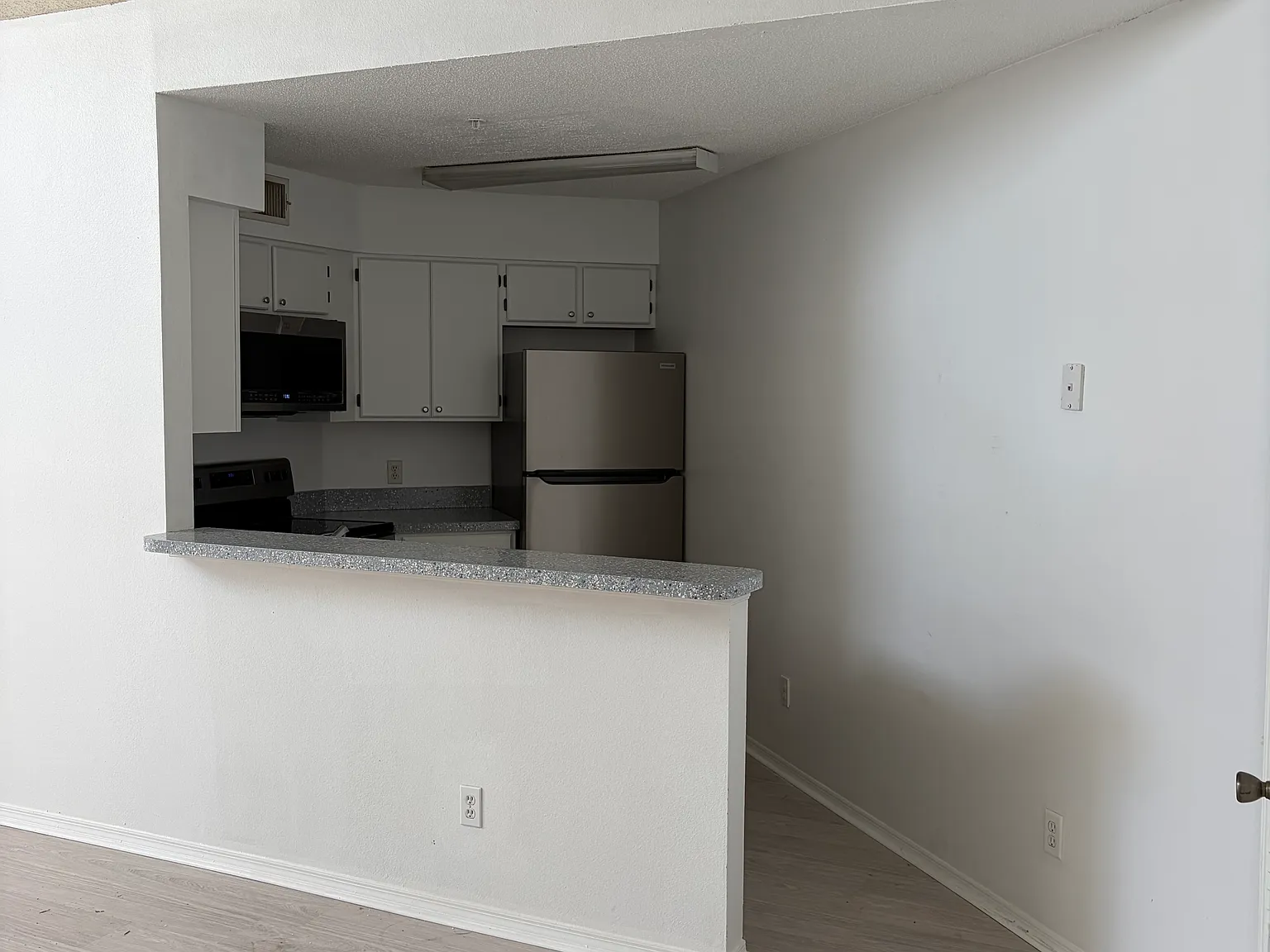 2 bed, 820 sqft, $1,600 — Photo 2