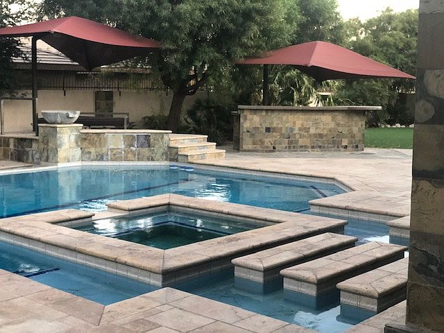 Grand luxurious infinity pool with Hot Tub and water features