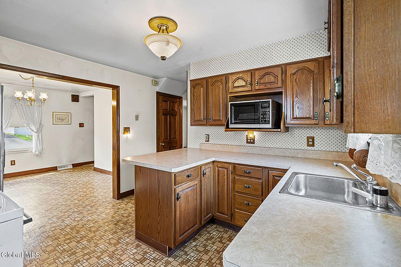 4th image of 3014 Granville Avenue