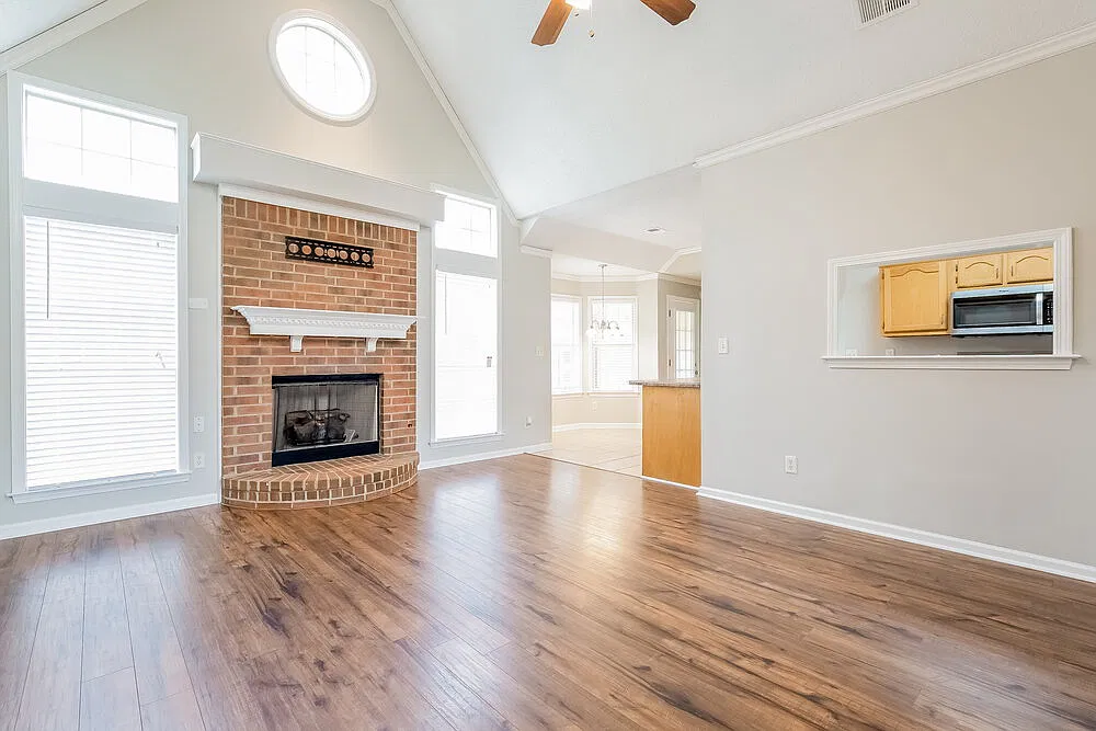3 bed, 2.0 bath, 2130 sqft, $2,195 — Photo 2
