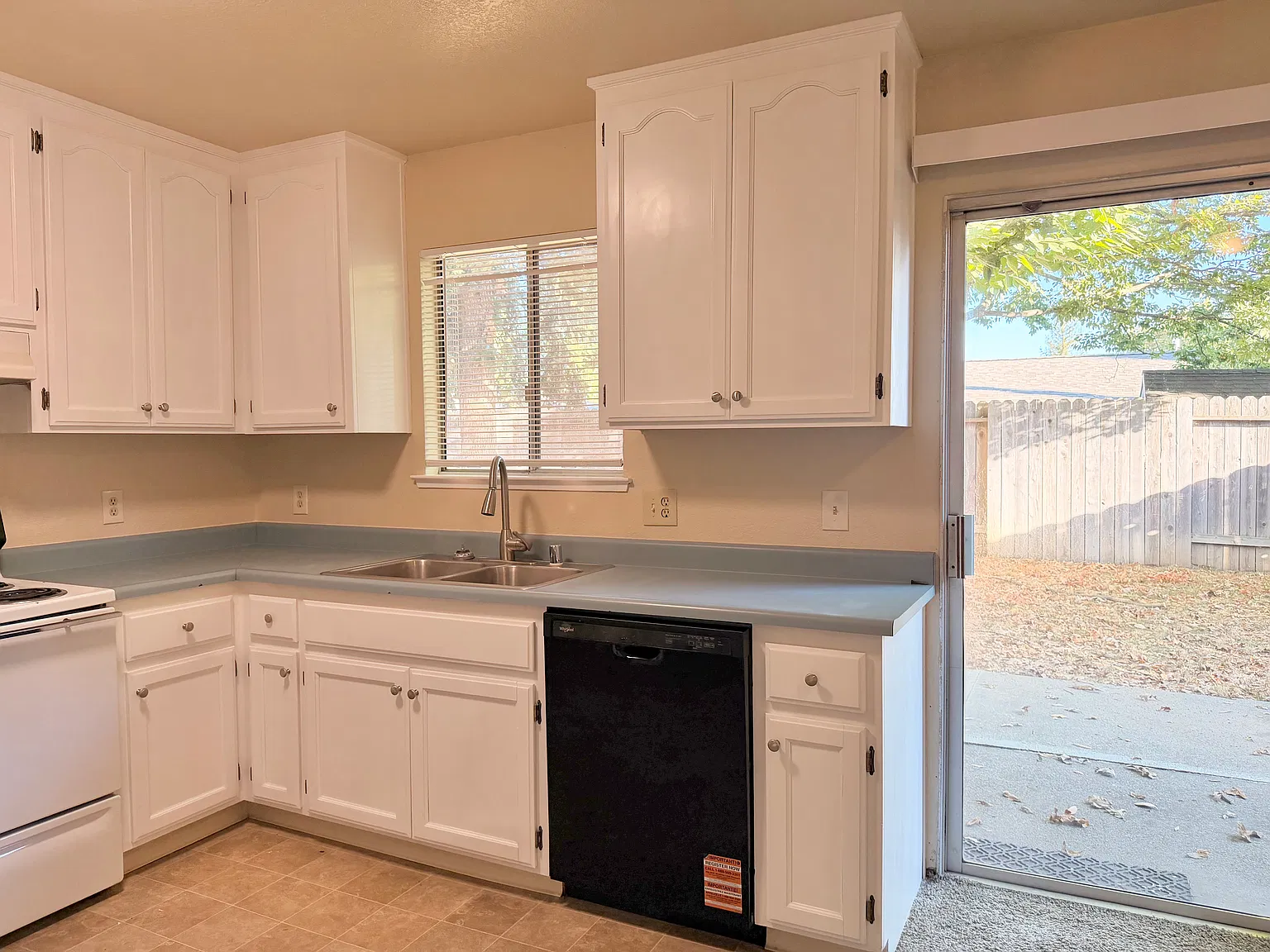 3 bed, 960 sqft, $2,195 — Photo 4
