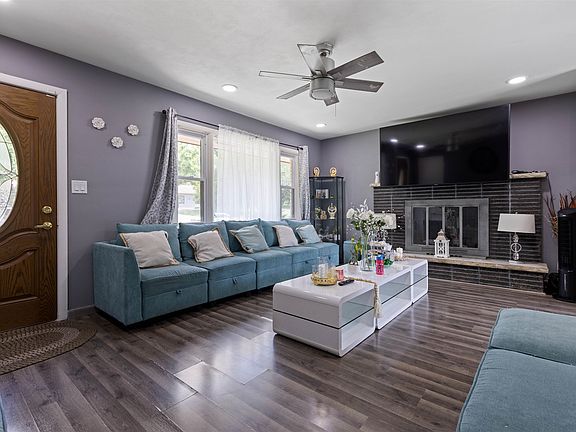 3rd image of 320 Dawn Ave
