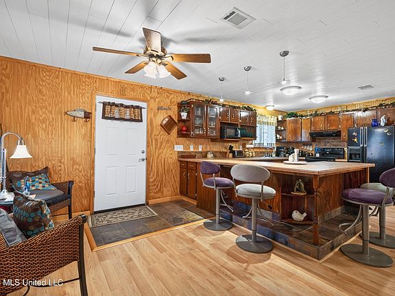 3rd image of 1713 Deer Ln