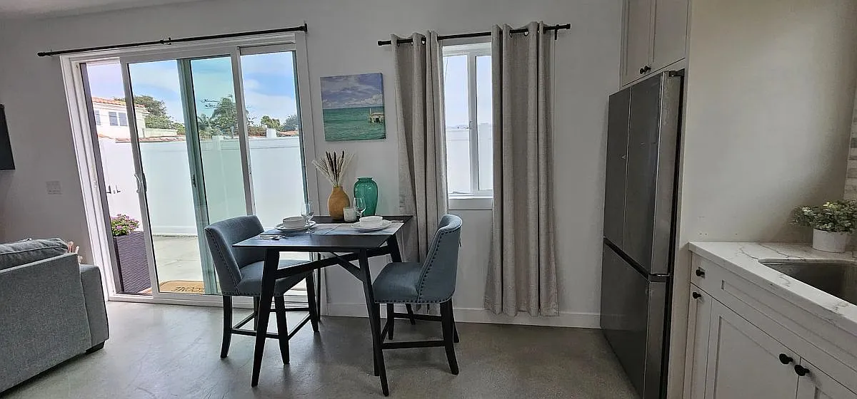 2 bed, 2.0 bath, 900 sqft, $4,800 — Photo 4