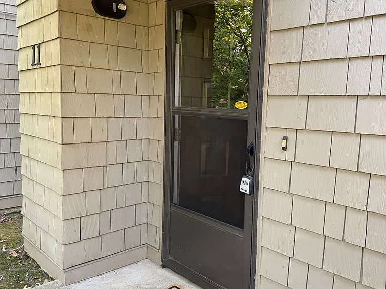 11 Crestfield Ct — Photo 2