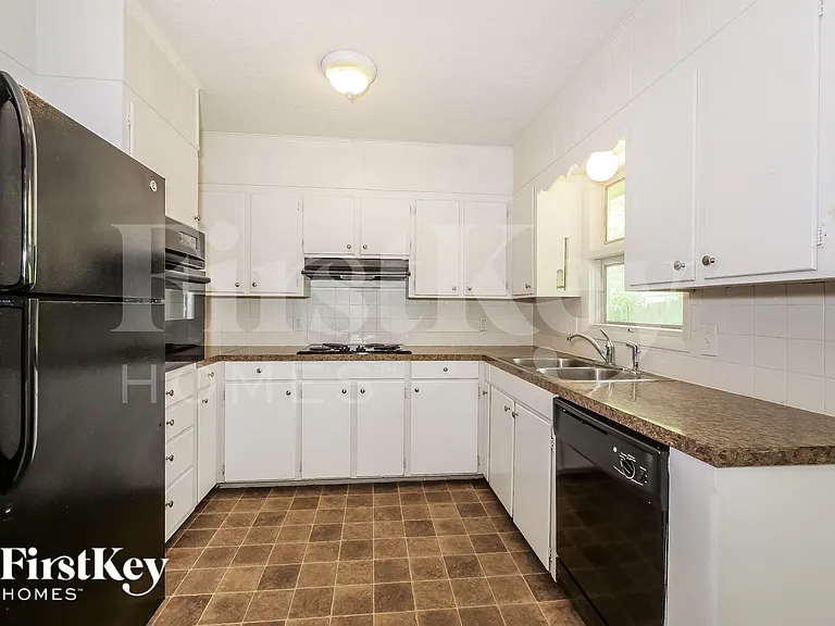 405 SW 11th St — Photo 5