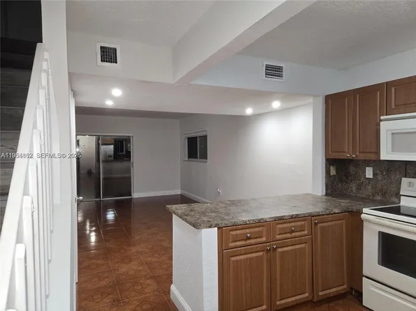 2730 W 76th St APT 201, Hialeah, FL 33016