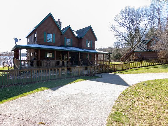 3rd image of 62477 Chestnut Dr