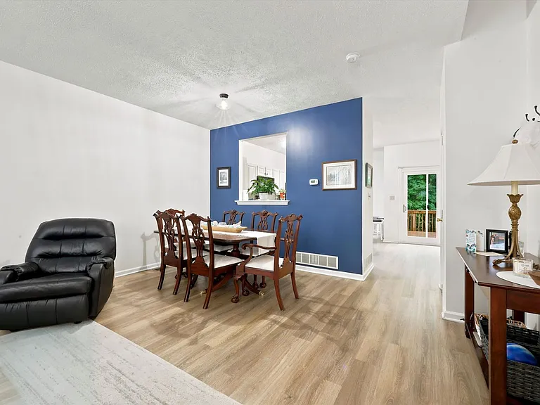225 Cayman Ct — Photo 2