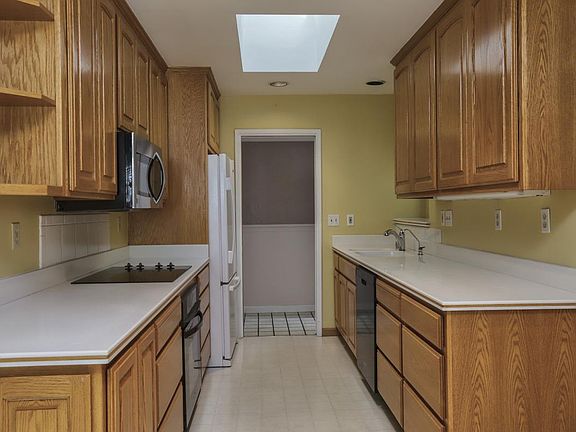 2nd image of 4421 Glenmont Dr